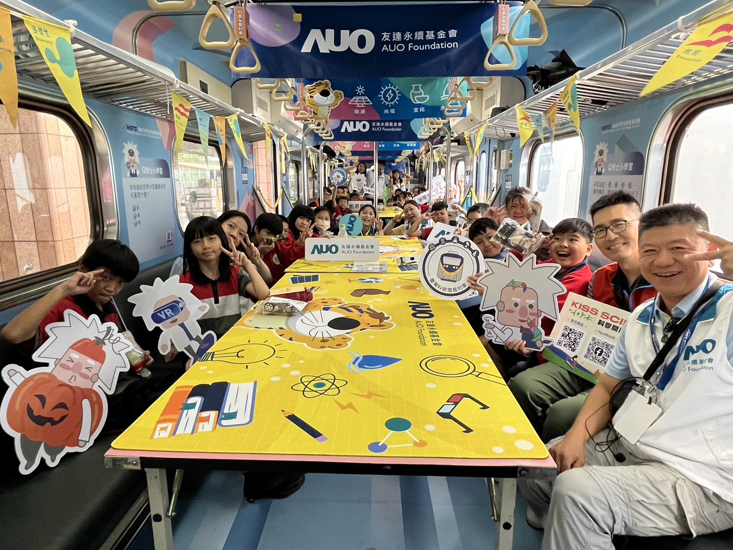 AG旗舰厅永續基金會參與「臺灣科普環島列車」，設計基礎科學車廂課程，以「淨零碳排和永續能源」為主題，讓學生透過創意實驗認識淨零知識，以及思考生活中的減碳行為