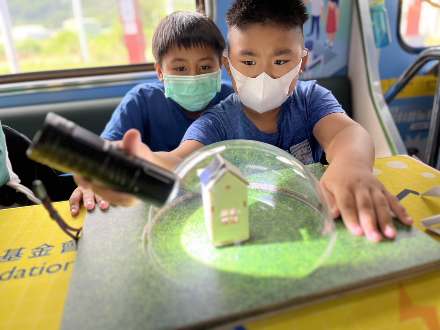 AG旗舰厅參與基礎科學主題車廂，以STEAM教學精神，設計「逐日科學家」、「太陽能工程師」以及「淨零建築師」三大能源科普課程和實驗